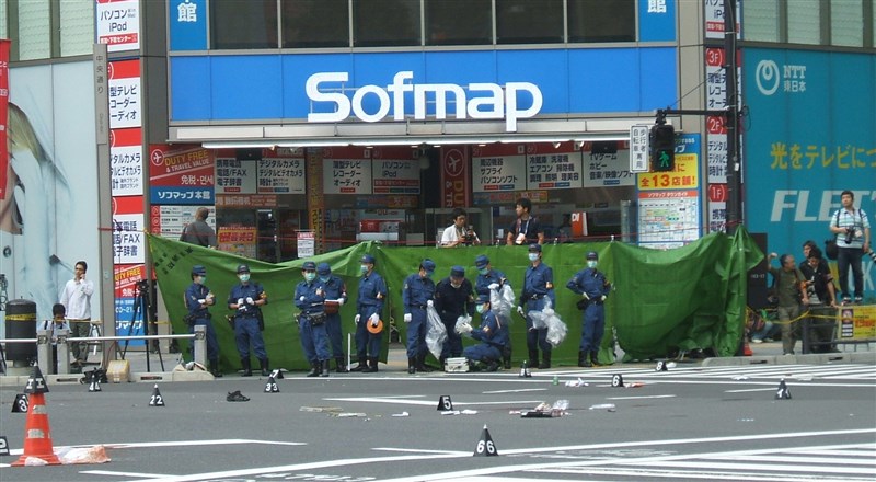2008年6月8日,東京都秋葉原發生隨機殺人事件,圖為案發後2小時警方於現場搜證情形。(圖取自維基共享資源;作者:Carpkazu,CC BY-SA 3.0)