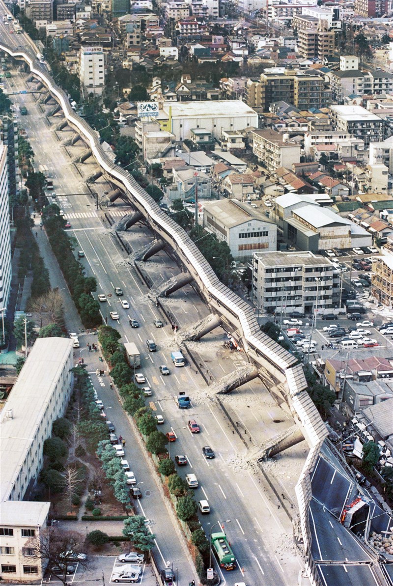 1995年1月17日發生阪神大地震,造成高速公路倒塌。(檔案照片/共同社提供)