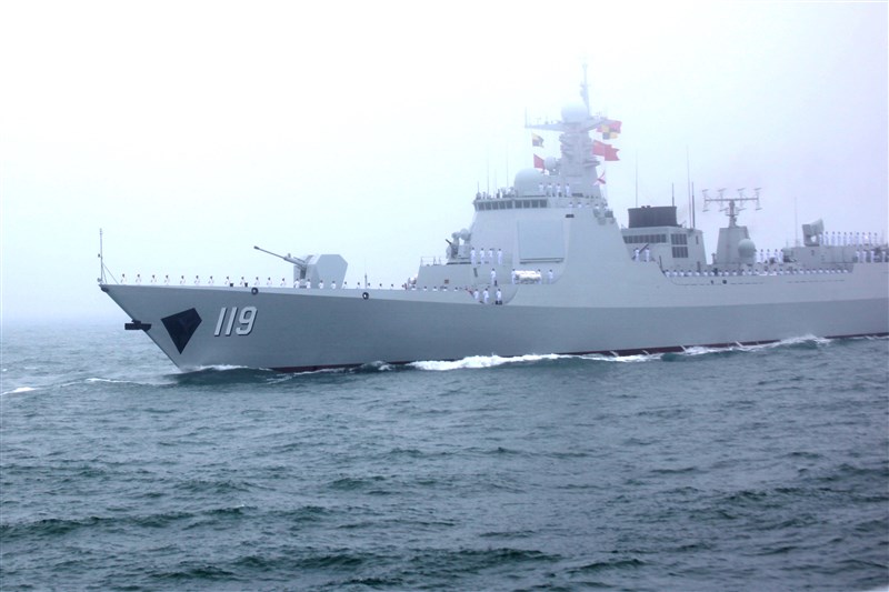 外媒報導指出,中國正以較美國海軍快一倍的速度生產軍艦,並已成功升級自身彈道飛彈潛艦能力。圖為中國軍艦貴陽艦參加中國海軍成立70週年海上閱兵活動。(中新社提供)