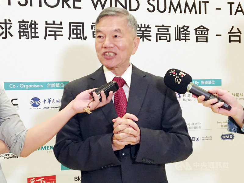 經濟部長沈榮津25日出席「全球離岸風電產業高峰會」指出,政府積極完善法規制度,並建立優良開發環境。台灣已經搶得離岸風電發展先機,且是「亞洲第一棒」,相信未來當人們提到離岸風電產業時,台灣必定在國際市場占有一席之地。中央社記者蔡芃敏攝 108年4月25日
