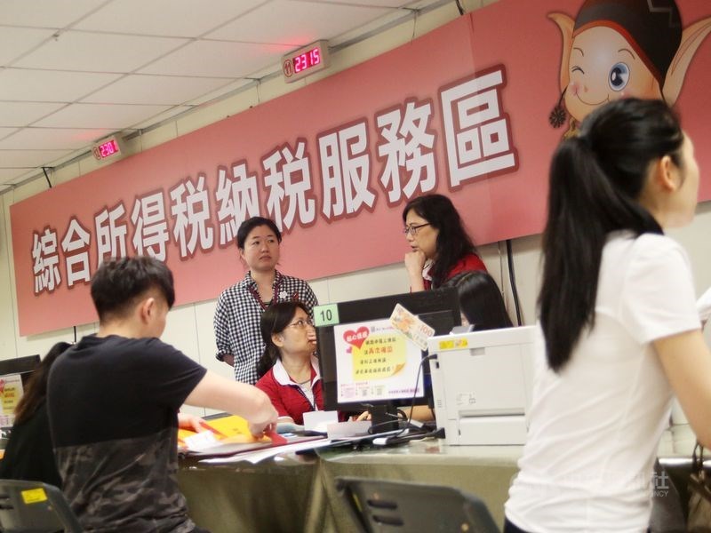 距離5月報稅只剩一週,財政部預估申報戶數約630萬戶,申報稅額新台幣913億元。(中央社檔案照片)