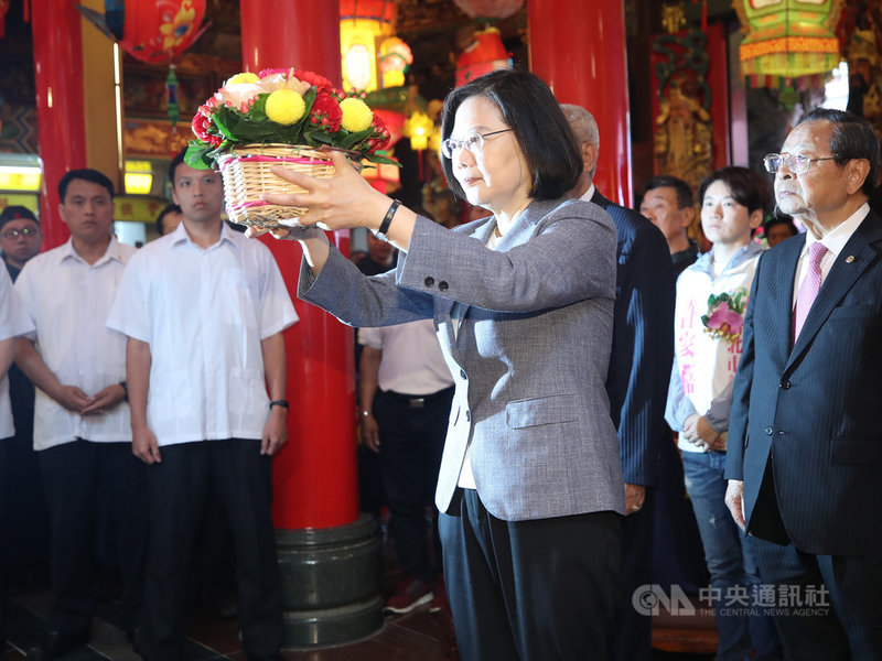 總統蔡英文(前)27日前往台北松山慈祐宮參拜,祈求媽祖保佑,盼守護國家安居樂業,團結讓國家更好。中央社記者張新偉攝 108年4月27日