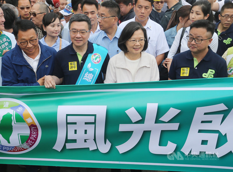 2019廢核大遊行27日下午在凱達格蘭大道登場,總統蔡英文(前右2)也現身參與,並和「政黨大隊」總領隊、民進黨主席卓榮泰(前左2)等人致意。中央社記者徐肇昌攝 108年4月27日