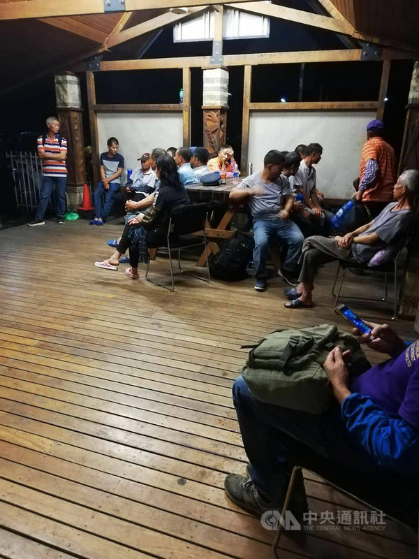台灣南太平洋友邦索羅門群島首都荷尼阿拉(Honiara),因當地部分民眾不滿總理選舉結果,出現騷亂情形,目前索國首都暫時恢復平靜。圖為騷亂發生時,當地華人在安全處避難。(紀添議提供)中央社 108年4月27日