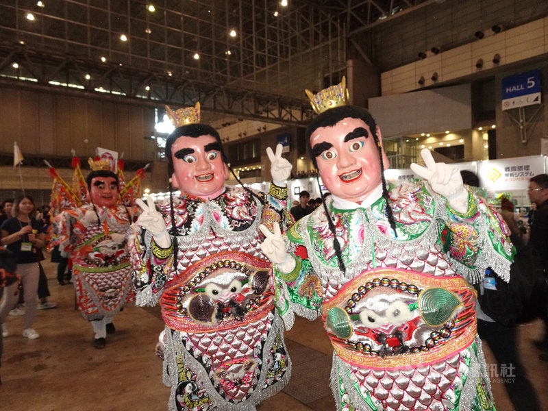 2019niconico超會議在日本千葉縣幕張展覽館舉辦,文化部推出「超台灣」館設置「超機車」、「超廟會」兩大展區。此外,也有台灣陣頭舞台表演。中央社記者楊明珠千葉攝 108年4月28日