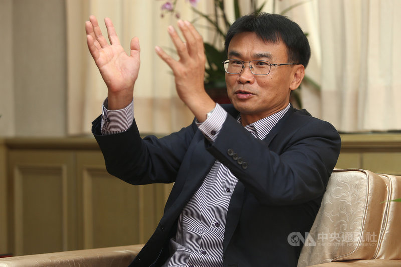 農業外勞解禁,農委會主委陳吉仲日前接受中央社專訪時表示,今年5月起可引進3種外勞,可望再補充1100個人力,加上各技術團的2370多個人力,併計後可望改善缺工問題的7、8成,甚至到8、9成都有可能。中央社記者徐肇昌攝 108年4月28日