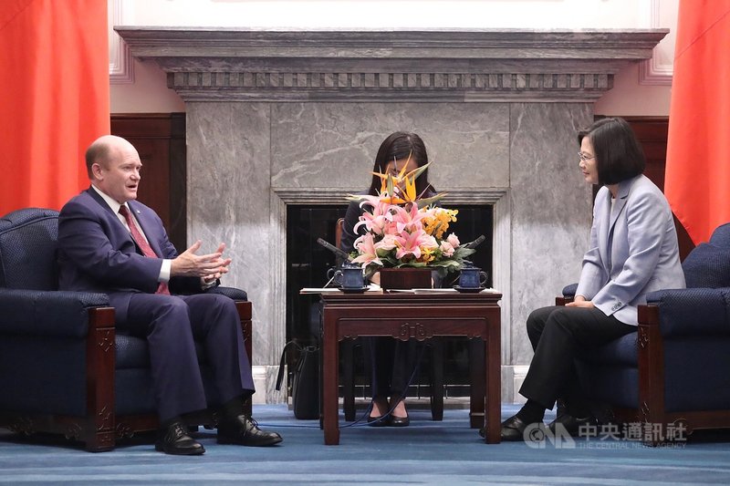 總統蔡英文(右)28日在總統府接見美國聯邦參議員昆斯(Chris Coons)(左),蔡總統提到,相信台美能夠繼續加強夥伴關係,一起成為區域與世界上一股良善的力量。中央社記者吳翊寧攝 108年4月28日