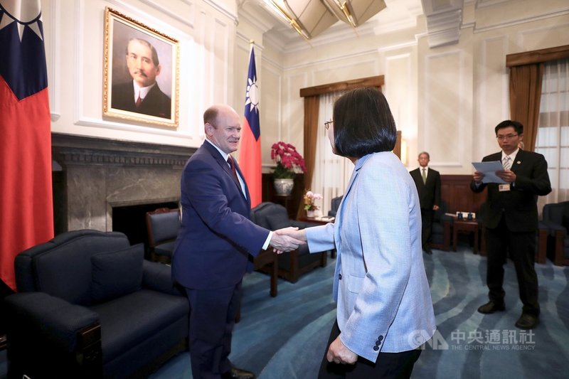 總統蔡英文(前右)28日在總統府接見美國聯邦參議員昆斯(Chris Coons)(左),兩人握手致意,昆斯表示,期盼跟蔡總統談談包括智慧財產權、台美經濟發展、區域安全等各項議題。中央社記者吳翊寧攝 108年4月28日