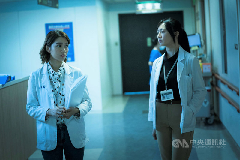 公視新戲「生死接線員」是台灣首部器捐移植協調師職人劇,由演員李杏(右)、劉倩妏(左)等人主演,5月4日將登上國際影音平台網飛(NETFLIX)播出。(公視提供)中央社記者江佩凌傳真 108年4月28日