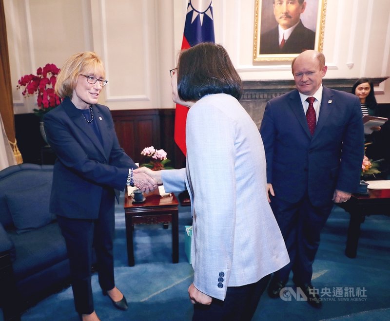總統蔡英文(前中)28日在總統府接見美國聯邦參議員昆斯(Chris Coons)(前右)及何珊(Maggie Hassan)(左)訪問團,誠摯歡迎他們的到訪。中央社記者吳翊寧攝 108年4月28日
