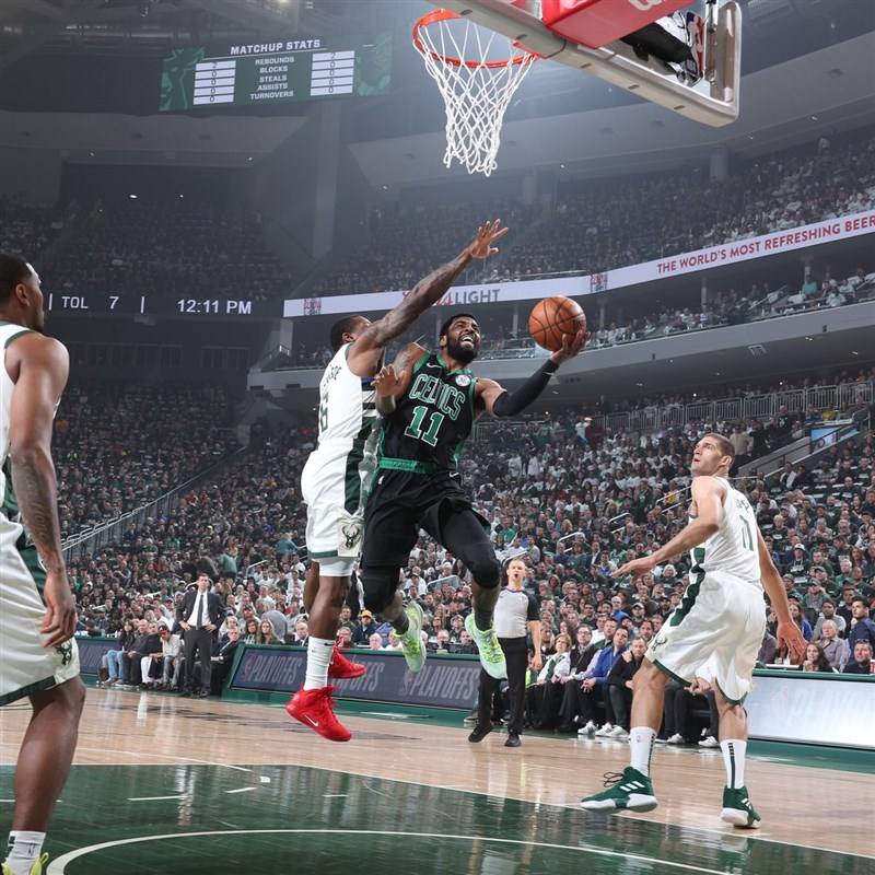 NBA波士頓塞爾蒂克28日在東區季後賽第2輪首戰對上密爾瓦基公鹿,後衛厄文(持球者)拿下全場最高26分。(圖取自twitter.com/celtics)