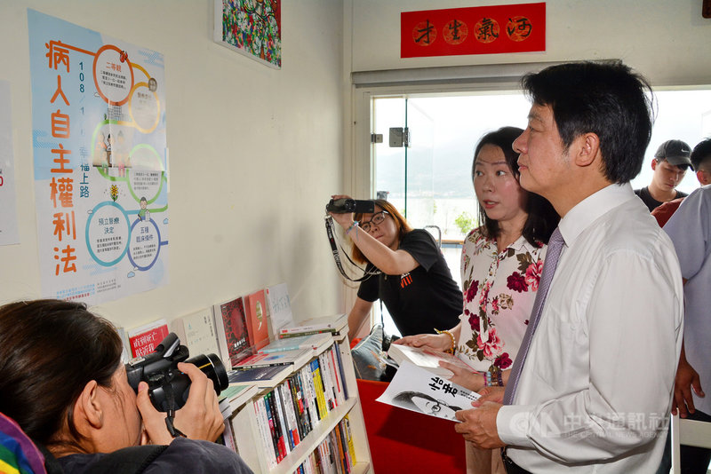 前行政院長賴清德(前右)30日參訪淡水一間獨立書店時表示,護理界的勞動條件不佳,必須有計畫、系統性從制度面解決,唯有設定目標、訂期程才能逐步改善。中央社記者黃旭昇新北攝 108年4月30日