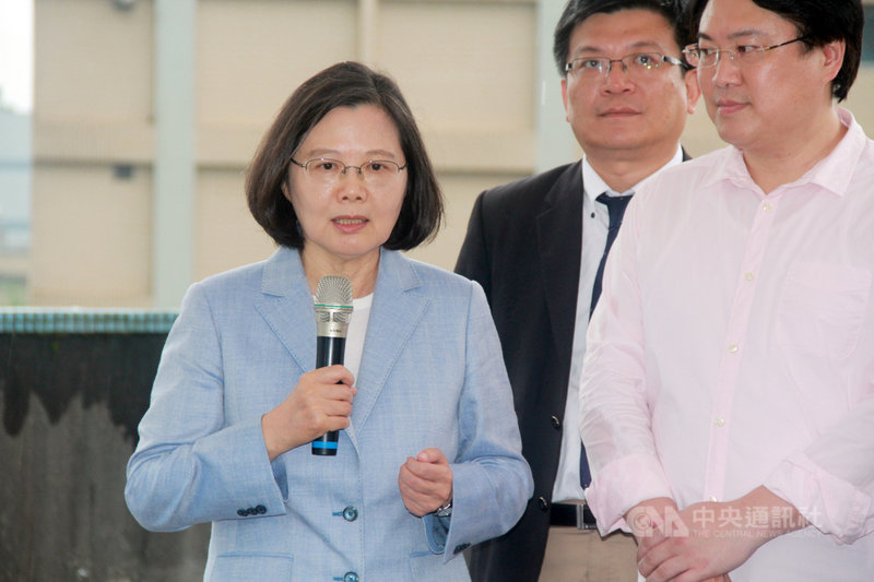 前總統馬英九將任內經濟問題推給民進黨及太陽花學運。總統蔡英文(左)30日受訪表示,馬前總統時代那套確實不可行,造成人民極端焦慮才會有太陽花學運,怪太陽花學運或民進黨是不負責說法。中央社記者王朝鈺攝 108年4月30日