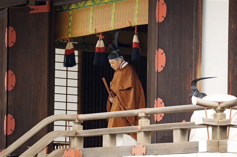 日皇明仁30日上午出席在皇居「宮中三殿」所舉行的退位之禮。(共同社提供)