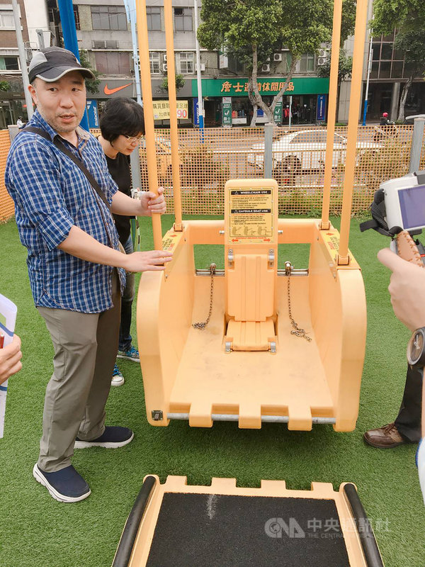 台中市政府推動友善共融公園，在部分公園導入無障礙的「輪椅盪鞦韆」，讓坐輪椅的孩童也能體驗鞦韆樂趣。（台中市政府提供）中央社記者蘇木春傳真　108年4月30日