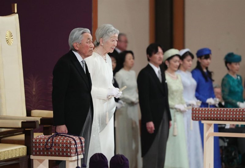 日皇明仁（左）30日出席「退位禮正殿之儀」，並向國民發表最後一次談話。（共同社提供）