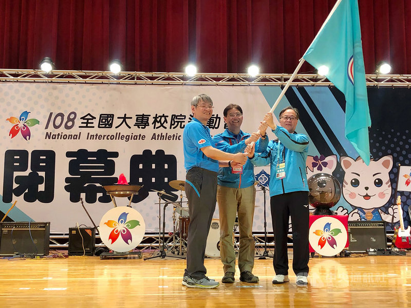 108年全國大專校院運動會1日閉幕,中正大學校長馮展華(左)將大會會旗交接給109年全大運承辦學校高雄大學校長王學亮(右)。中為體育署長高俊雄。(中正大學提供)中央社記者葉子綱傳真 108年5月1日