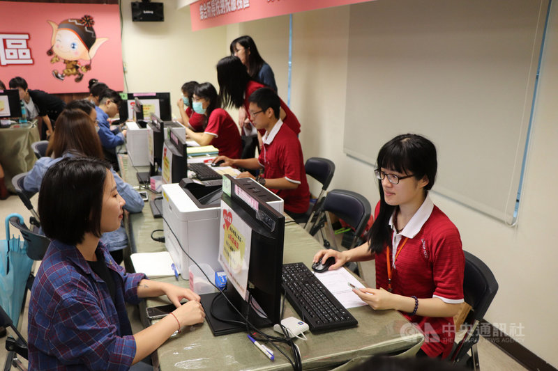 報稅季節1日開跑,台北國稅局一早就湧入不少民眾,趁著勞動節假期申報所得稅。中央社實習記者莊博堯攝 108年5月1日