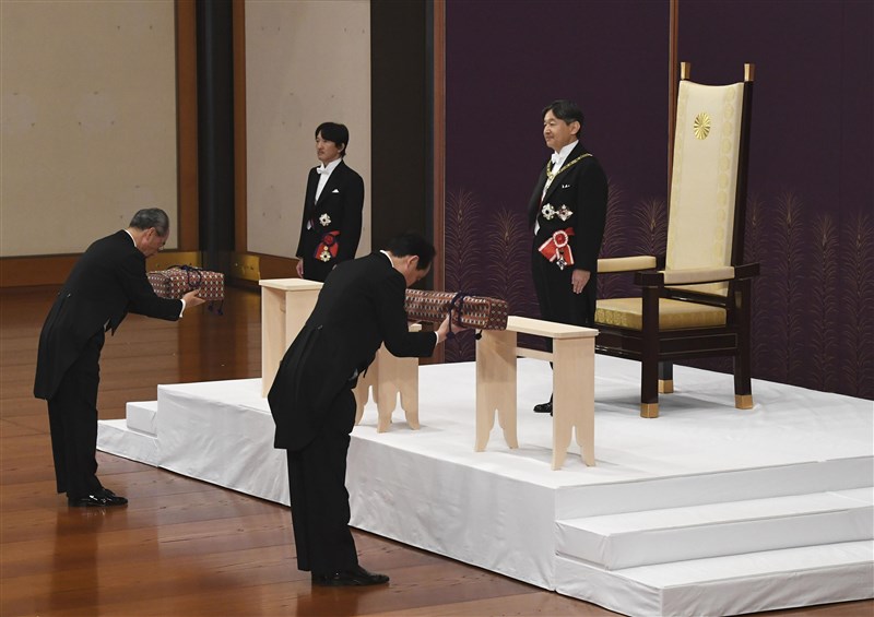 新日皇德仁(右)1日上午正式即位,展開「令和」新時代。(共同社提供)