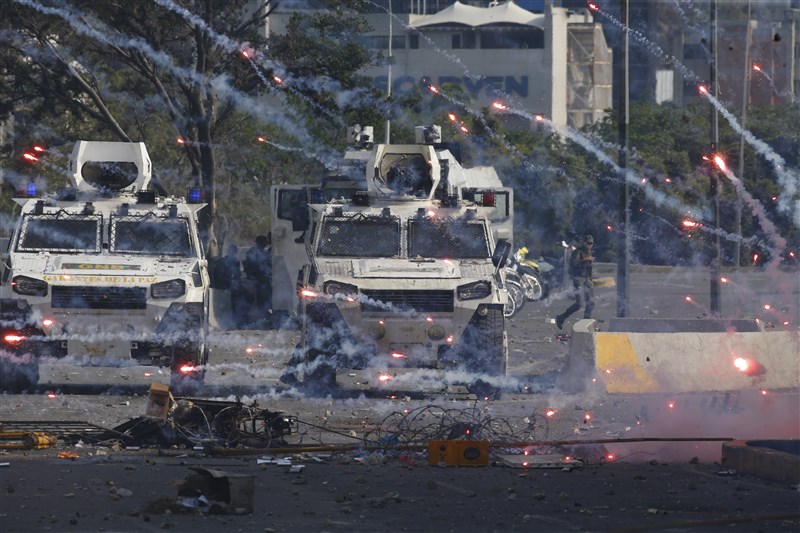 委內瑞拉反對派領袖瓜伊多4月30日宣稱,軍人已加入他推翻總統馬杜洛的行列。數以百計群眾聞訊聚集支持瓜伊多,政府方軍警展開驅離。(美聯社)
