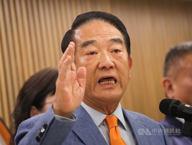 新華社日前刊登親民黨主席宋楚瑜(前中)專訪,文中指出宋楚瑜贊同一國兩制。宋楚瑜2日在台北召開記者會表示,沒講過一國兩制,即日起退回總統府資政聘書。中央社記者裴禛攝 108年5月2日