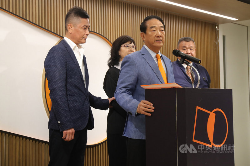 親民黨主席宋楚瑜(前右)日前一番「一國兩制」言論引發爭議,宋楚瑜2日下午在中央黨部,舉行記者會說明。中央社記者裴禛攝 108年5月2日