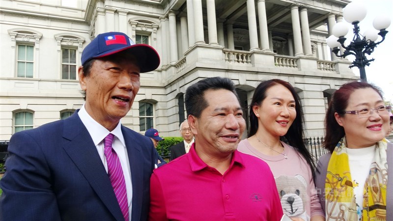 鴻海董事長郭台銘(左)美東時間1日進白宮與美國總統川普會面。他離開白宮後,還被中國大陸旅客認出,要求合影。中央社記者江今葉華盛頓攝 108年5月2日