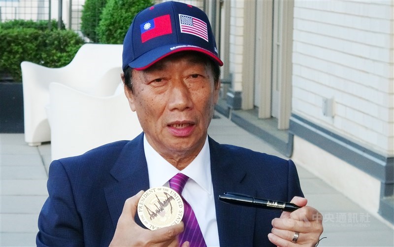 鴻海董事長郭台銘(圖)美東時間1日進白宮與美國總 統川普會面,他會後向媒體展示川普親筆簽名的杯墊, 以及簽名筆。 中央社記者江今葉華盛頓攝 108年5月2日