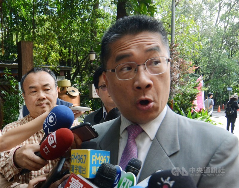 台灣黑熊「南安小熊」野放事件引發熱議，內政部長徐國勇（右）3日讚譽空勤總隊執勤的用心與辛勞，並指出內政部在處理過程中不夠細膩，產生一些疑慮，他感到抱歉。中央社記者邱俊欽桃園攝　108年5月3日