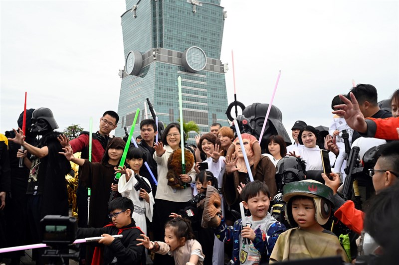 5月4日是世界星戰日,上百位星戰迷在台北東區百貨公司頂樓舉辦活動,總統蔡英文(左4)驚喜現身,和星戰迷一起比出May the Force be with you(願原力與你同在)的手勢。中央社 108年5月4日