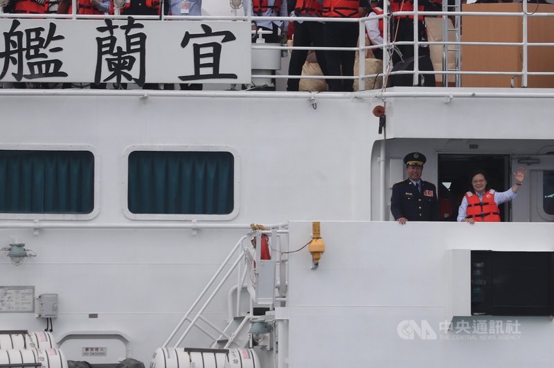 海洋委員會海巡署「108年金華演習實兵演練暨海安十號演習」4日上午在台北港海巡基地舉行,總統蔡英文(右)搭乘宜蘭艦出海視導。中央社記者吳家昇攝 108年5月4日