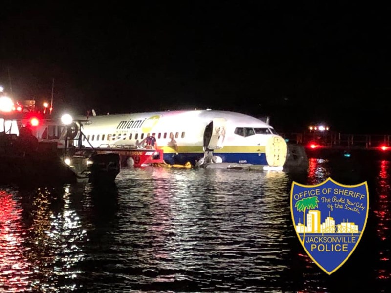 一架載有136人的波音737客機3日在美國佛羅里達州降落後衝出跑道,落入附近的聖約翰河。(圖取自facebook.com/JacksonvilleSheriffsOffice)