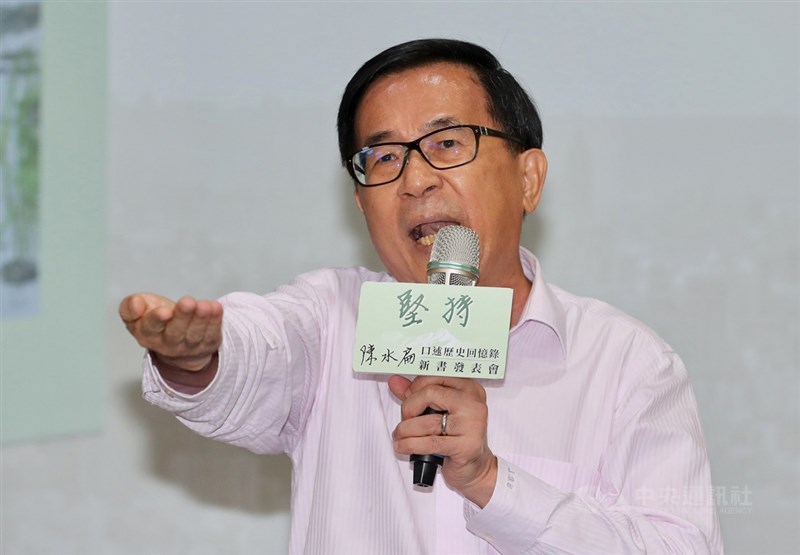 前總統陳水扁(圖)5日在台北出席「堅持—陳水扁口述歷史回憶錄」新書發表會,他平舉右手讓媒體拍攝,指自己的手抖症狀經過各醫師診斷。中央社記者張皓安攝 108年5月5日