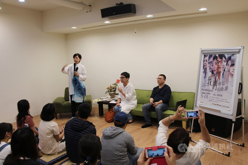 台劇「我們與惡的距離」製作單位5日到台中出席分享會,與觀眾面對面座談,吸引滿場粉絲。中央社記者蘇木春攝 108年5月5日