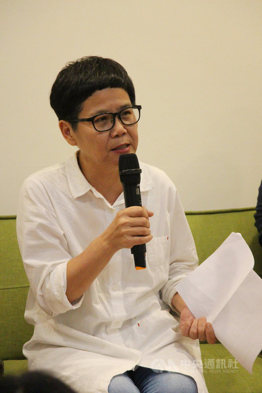 台劇「我們與惡的距離」製作單位5日到台中出席分享會,對於創作的過程,編劇呂蒔媛表示,劇本創作困難是要拿捏時間,有習慣只要稍微改劇本就會重新寫,從頭到尾一直在修劇本。中央社記者蘇木春攝 108年5月5日