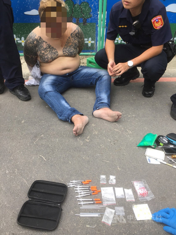 新北市警察局海山分局員警5日下午進行可疑車輛攔查時,見葉姓男子拒檢並擬從後座拿出手槍之際,立即開槍制止,共開9槍擊破輪胎迫使停車,逮捕葉男送辦,當場起獲毒品及槍彈。(翻攝畫面)中央社記者王鴻國傳真 108年5月5日