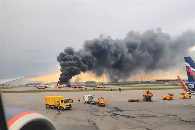 俄羅斯航空公司一架蘇愷超級噴射100型客機5日因機上發生火災而折返機場緊急迫降。(圖取自俄羅斯調查委員會網頁sledcom.ru)