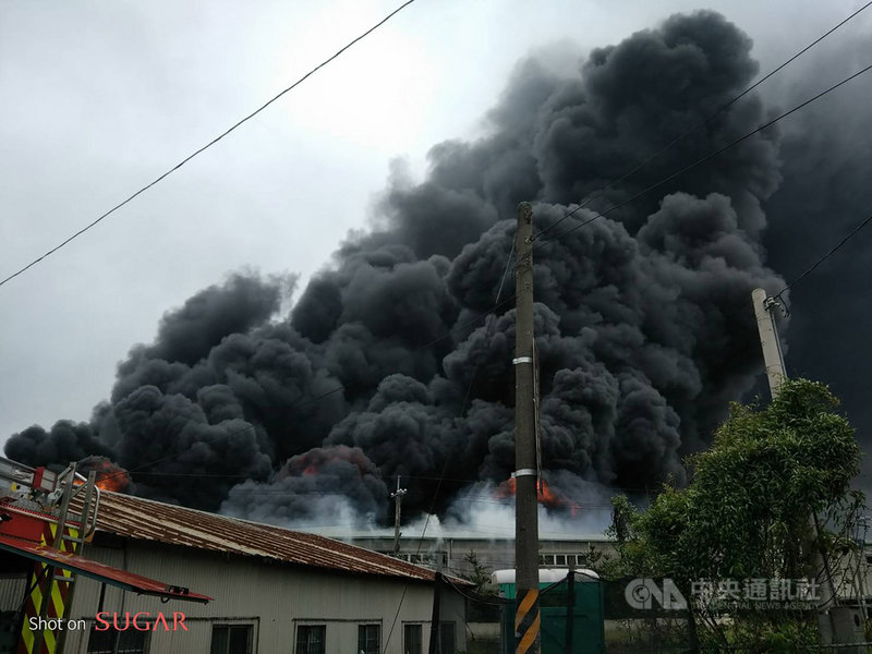 台中市后里區安眉路一處廢棄輪胎倉庫7日傳出火警,大量濃煙直竄天際,消防局獲報後隨即出動人車到場灌救。(翻攝畫面)中央社記者趙麗妍傳真 108年5月7日