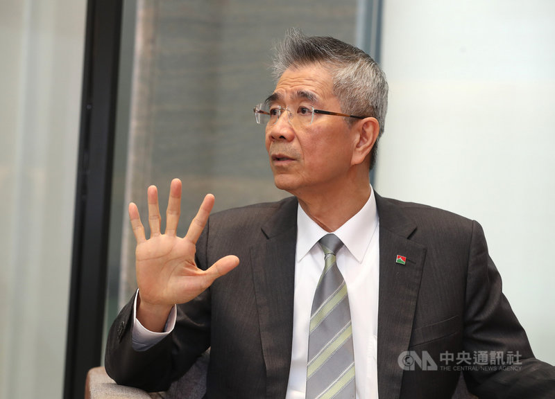 信義房屋董事長周俊吉接受中央社專訪時指出,中華文化談五倫,談到君臣、父子、夫婦、兄弟、朋友等人與人之間的相處關係,獨缺個人與群體的關係,畢竟現代社會中,「社區」是人類群體的最基層單元,也是具體而微的社會縮影。中央社記者張皓安攝 108年5月8日