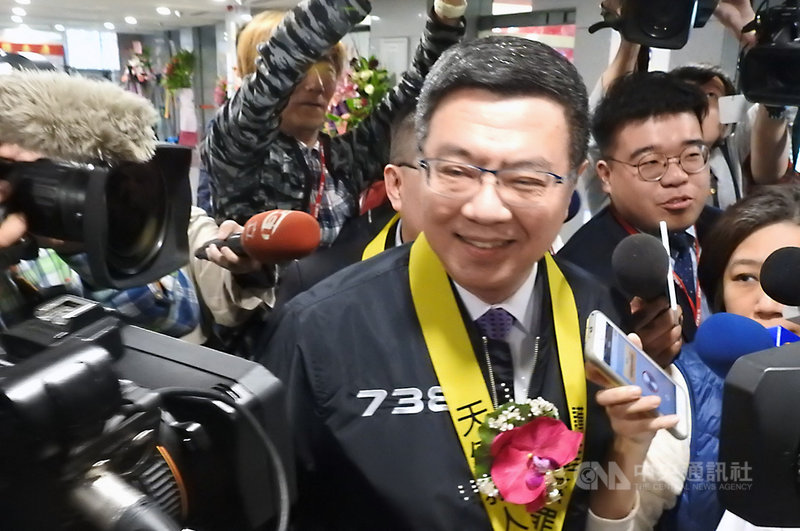 民進黨總統初選蔡賴之爭,黨主席卓榮泰(中)8日下午到新北市出席公開活動時受訪表示,前行政院長賴清德訪日期間可用手機來協調,一切按照制度走,協調小組仍一直都在進行協調工作。中央社記者王鴻國攝 108年5月8日