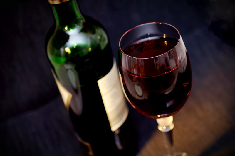長期研究酒精危害的專家表示，喝酒不僅無助健康，還會增加致癌、失智等風險，喝愈多平均壽命愈短。（示意圖／圖取自Pixabay圖庫）