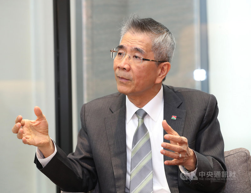 信義房屋董事長周俊吉接受中央社專訪時說,盼藉由曾虛白先生新聞獎今年新設的「社區營造與地方創生報導獎」,讓新聞媒體的筆尖報導更多社區裡的正向故事,讓更多人關心自己的所在、看見自己社區的美麗;有了認同之後,再來談地方創生就會更有凝聚與向心力。中央社記者張皓安攝 108年5月8日