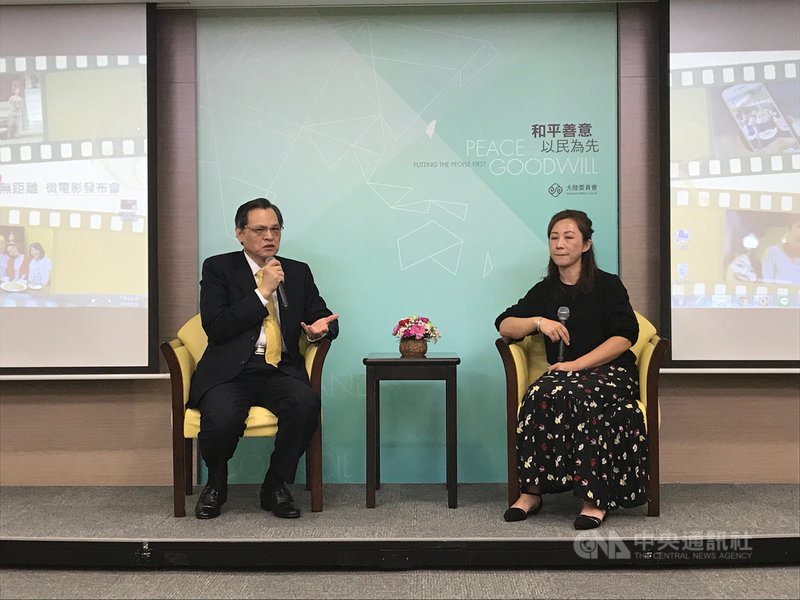 陸委會9日推出最新微電影「相互理解 愛無距離」。主委陳明通(左)當天出席發布會,並與片中主角、來自寧夏的陸配李海蓉(右)對談。中央社記者繆宗翰攝 108年5月9日