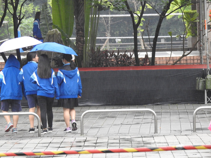 板橋高中學生會發起5月6日至11日校慶週「板中男裙-裙聚效應」活動,訴求打破性別框架及兩性平權,引發議論。圖為板中學生穿著一如往常。中央社記者王鴻國攝 108年5月9日