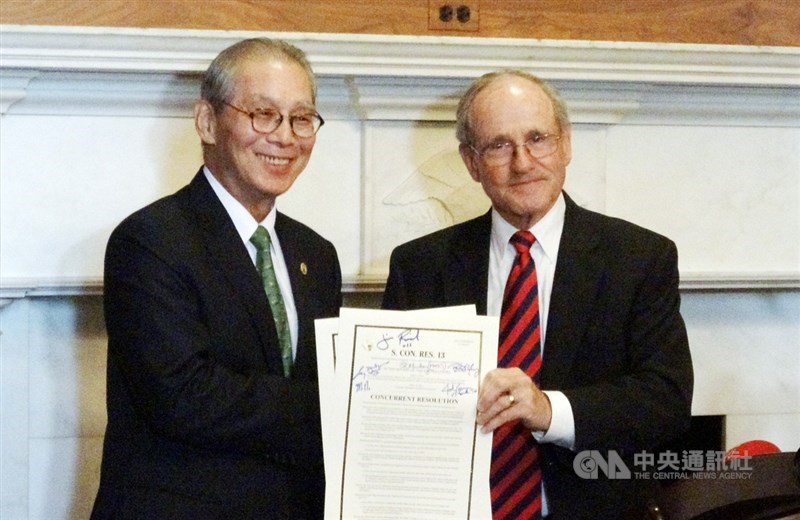 美參議院外委會主席里契(右)致贈參議院日前通過的「重新確認美國對台及對執行台灣關係法承諾」決議案精印版給駐美代表高碩泰(左)。中央社記者江今葉華盛頓攝 108年5月9日
