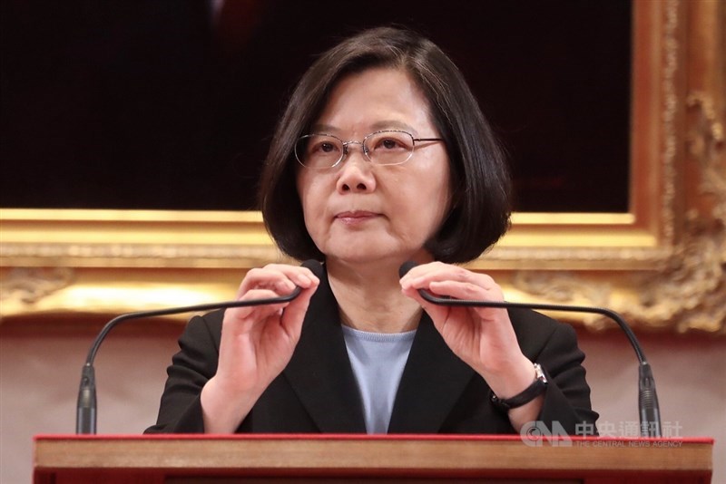 總統蔡英文（圖）10日再次召開國安首長會議，就美中貿易衝突局勢進行最新研判並擬定因應策略。總統同時強調，成立自經區是一種變相的「中國製造」，讓台灣倒退回數十年前的加工出口特區。中央社記者吳翊寧攝 108年5月10日