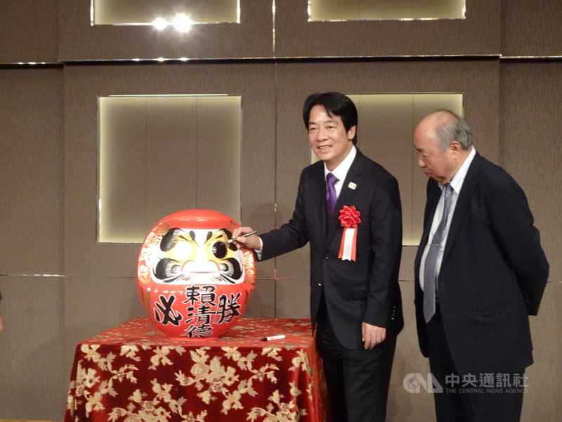 前行政院長賴清德12日應僑胞團體之邀在東京發表演講,談「台灣與日本共同面臨的挑戰與機會」。結束後,僑胞安排讓他為達摩點睛,象徵祝福他選舉當選。中央社記者楊明珠東京攝 108年5月12日