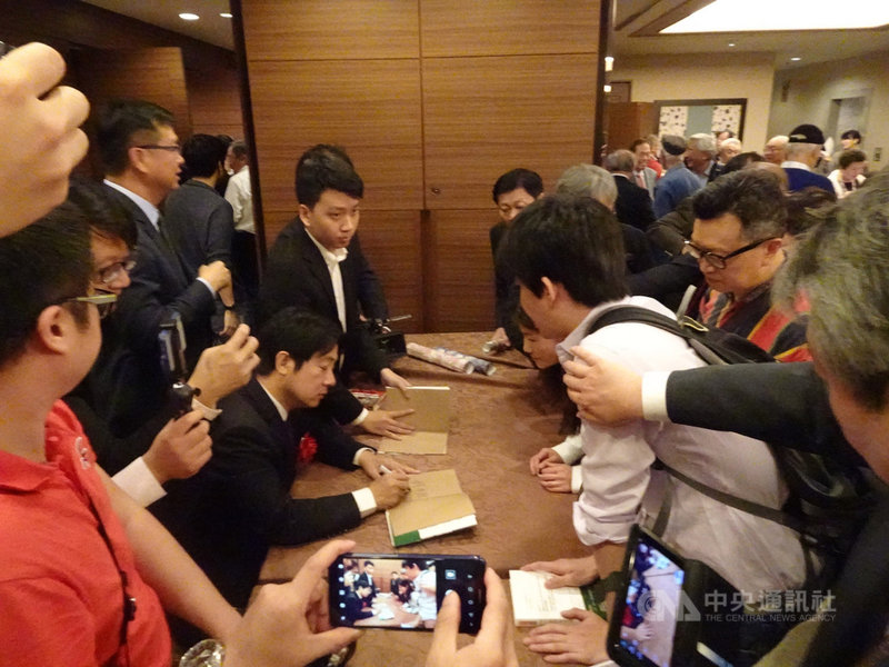 前行政院長賴清德12日在東京演講,談台日面臨的挑戰與機會。演講會後,買他的著作,索取簽名的僑胞簇擁在他身旁。中央社記者楊明珠東京攝 108年5月12日