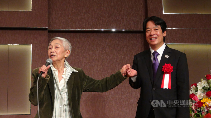 前行政院長賴清德12日在東京演講,談台日面臨的挑戰與機會。他說,台灣像是地心引力的重心,不管是從地理戰略位置,或維繫自由與民主,台灣都是不可或缺的角色。前國策顧問金美齡稱讚他帥,「站得出去」。中央社記者楊明珠東京攝 108年5月12日