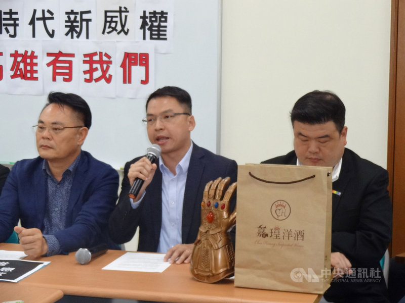 民進黨高雄市議員康裕成不滿質詢高雄市長韓國瑜後,國民黨立委許淑華和文傳會副主委鄭世維散布她要砸派辱韓國瑜,13日與多名民進黨高雄市議員召開記者會澄清,並出示當天要贈送韓國瑜的手套,說明紙袋內裝的是手套不是派。中央社記者陳朝福攝 108年5月13日